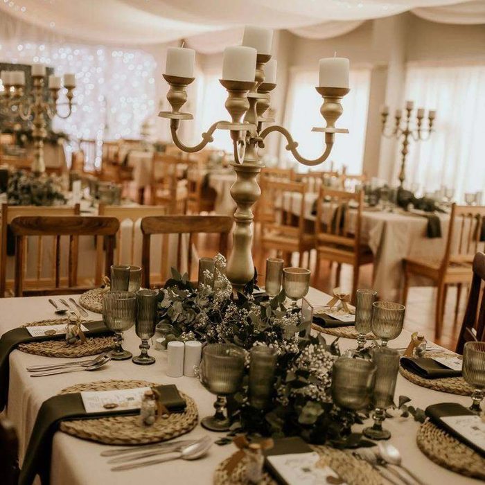 Tablecloths, runners and serviettes for hire